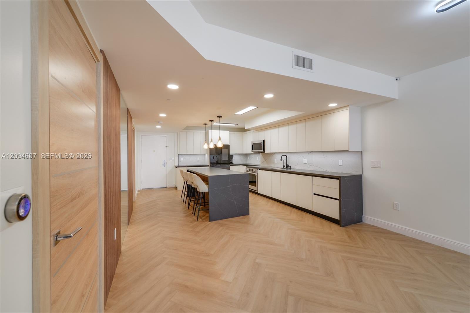 3702 3 / 3 1841 sq. ft. $ 2026-09-23 0 foto
