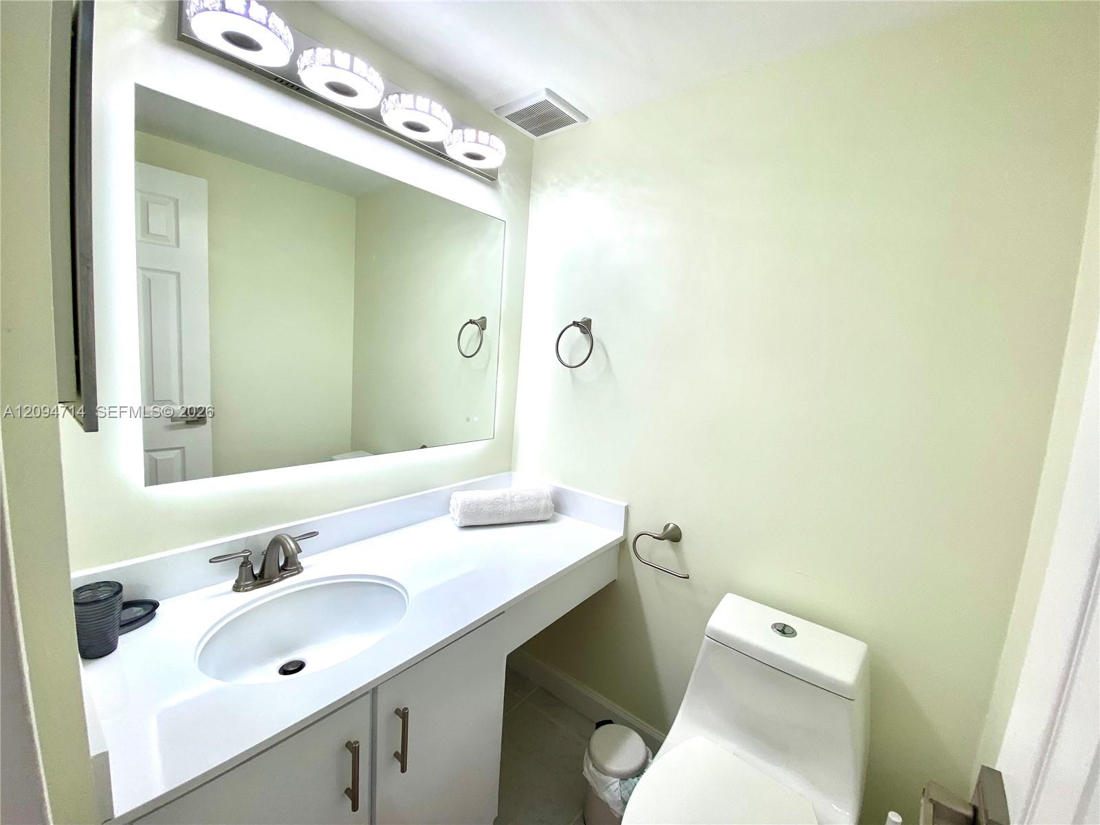 Ver detalles 615 1 / 2 943 sq. ft. $ 2026-09-23 0 foto