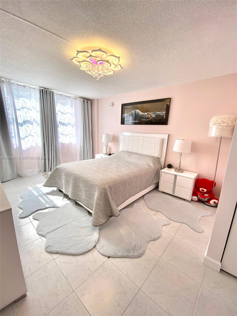 Ver detalles 615 1 / 2 943 sq. ft. $ 2026-09-23 0 foto