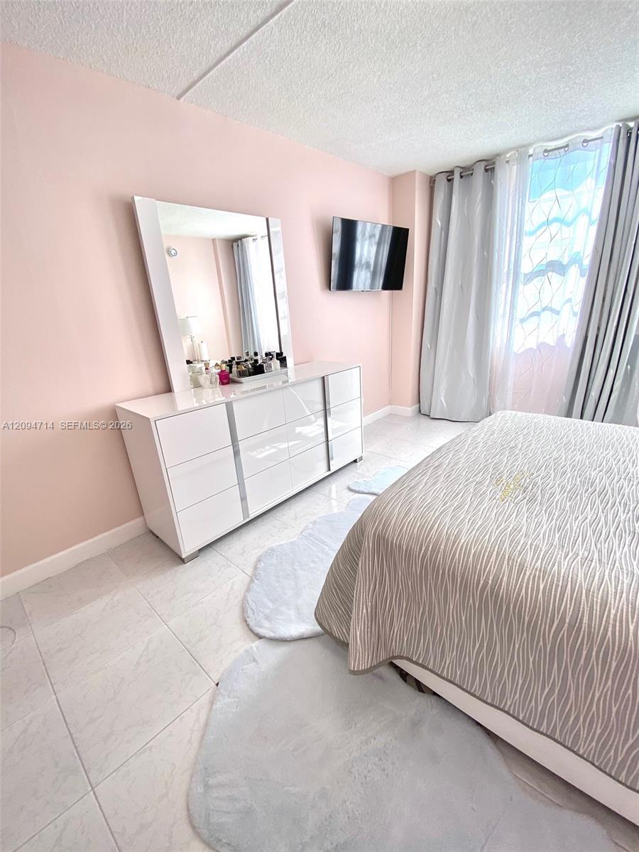 Ver detalles 615 1 / 2 943 sq. ft. $ 2026-09-23 0 foto