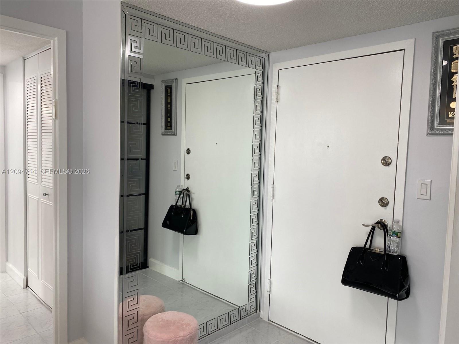 Ver detalles 615 1 / 2 943 sq. ft. $ 2026-09-23 0 foto