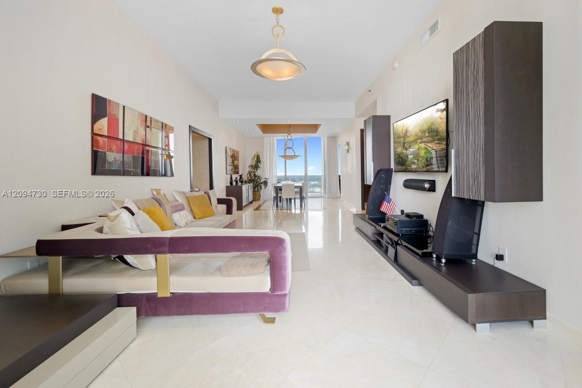 3806 3 / 4 2327 sq. ft. $ 2026-09-23 0 foto
