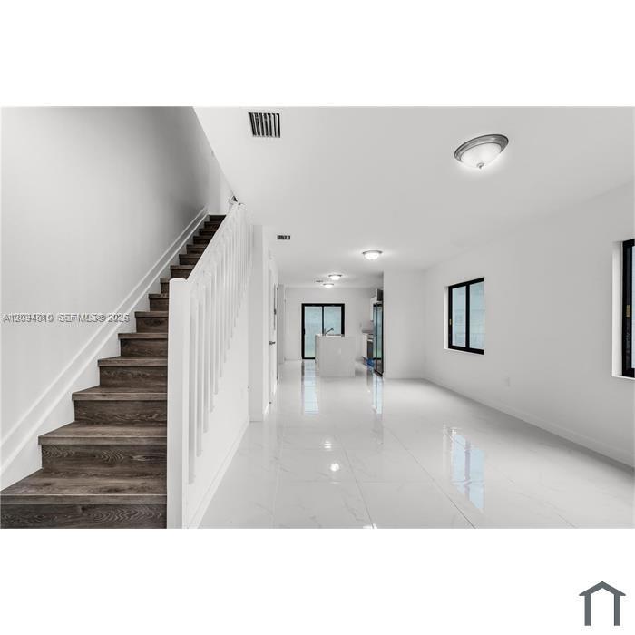   /   кв.футов $ 2026-09-24 0 Фото