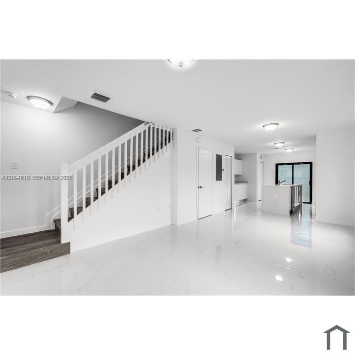   /   кв.футов $ 2026-09-24 0 Фото