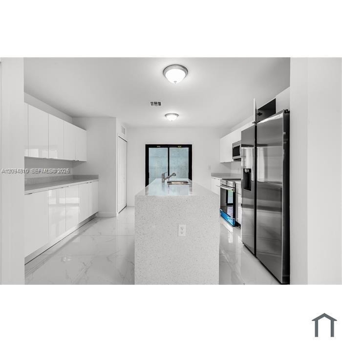   /   кв.футов $ 2026-09-24 0 Фото