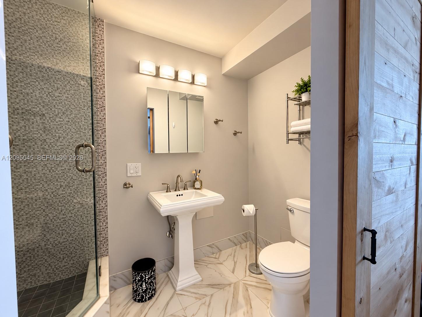 2014 1 / 2 762 sq. ft. $ 2026-09-24 0 foto