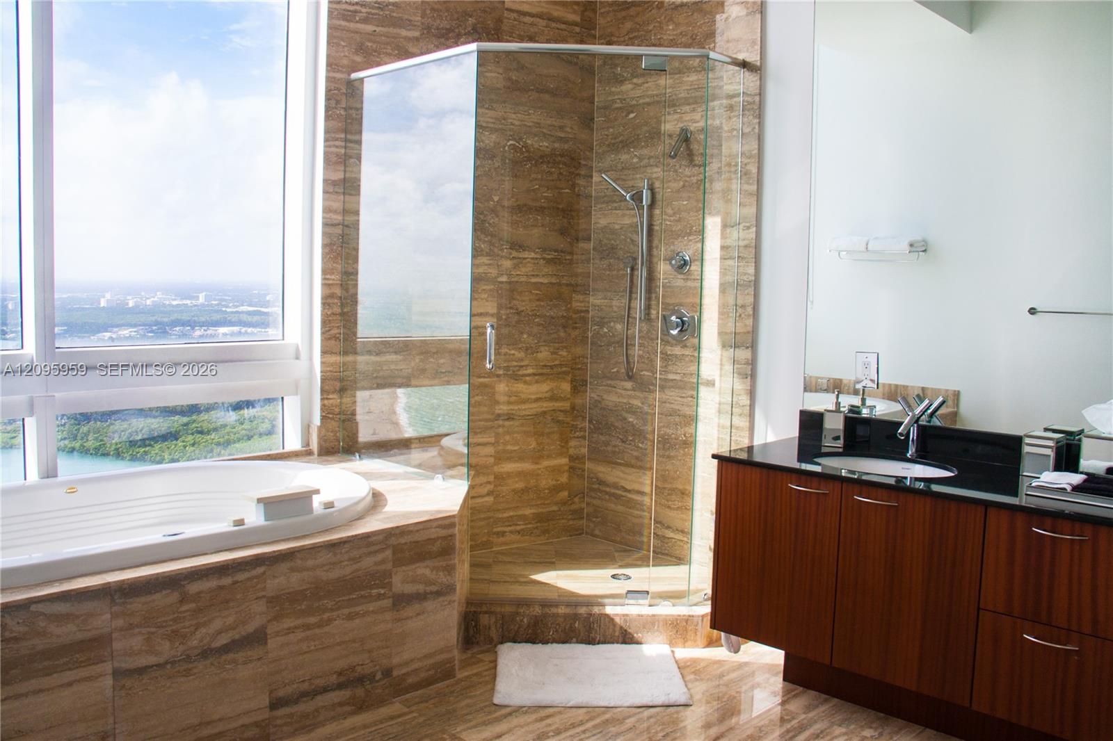 Ver detalles 4306 2 / 4 2558 sq. ft. $ 2026-09-25 0 foto