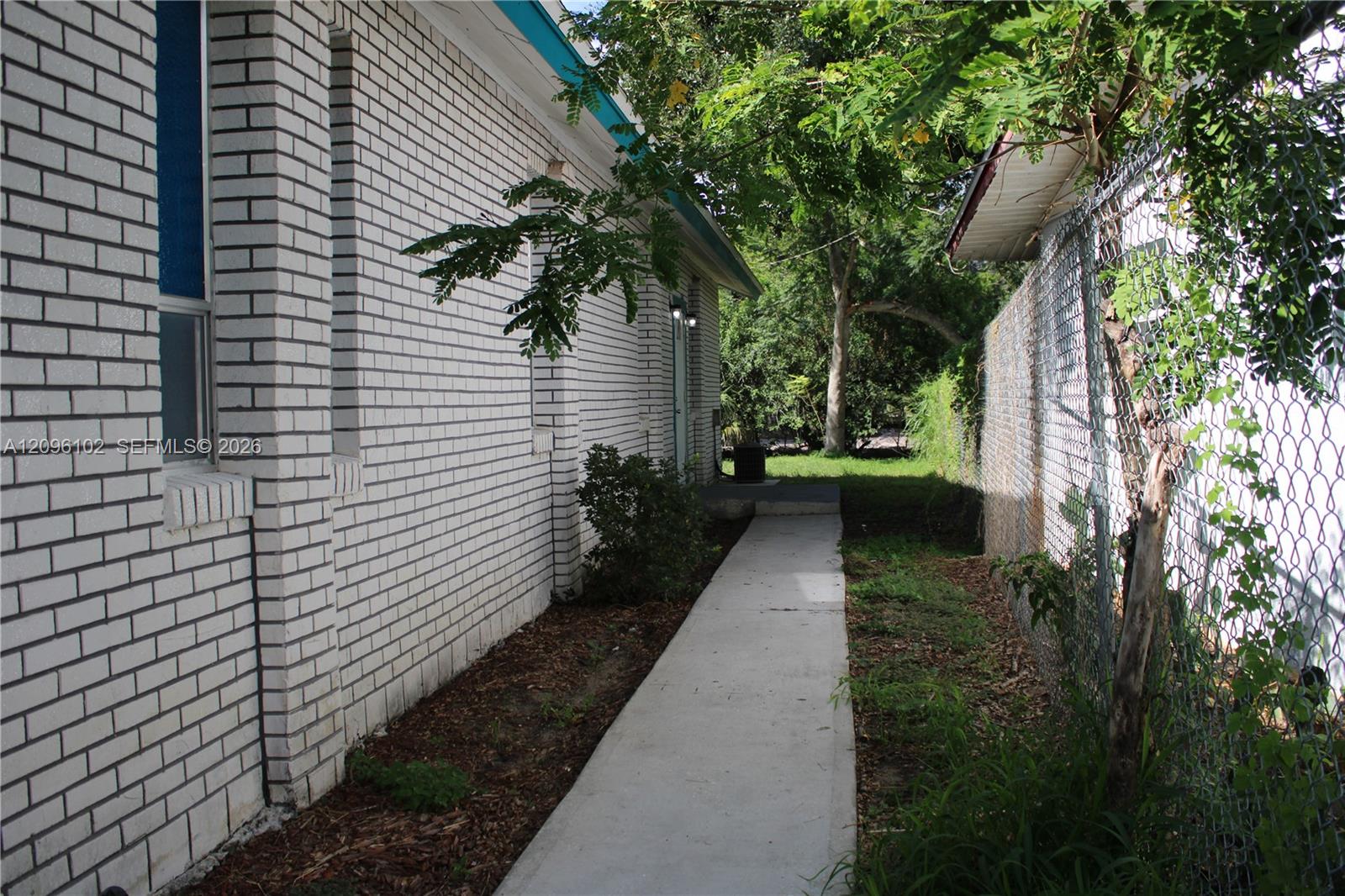 214 2 / 2  sq. ft. $ 2026-09-26 0 foto