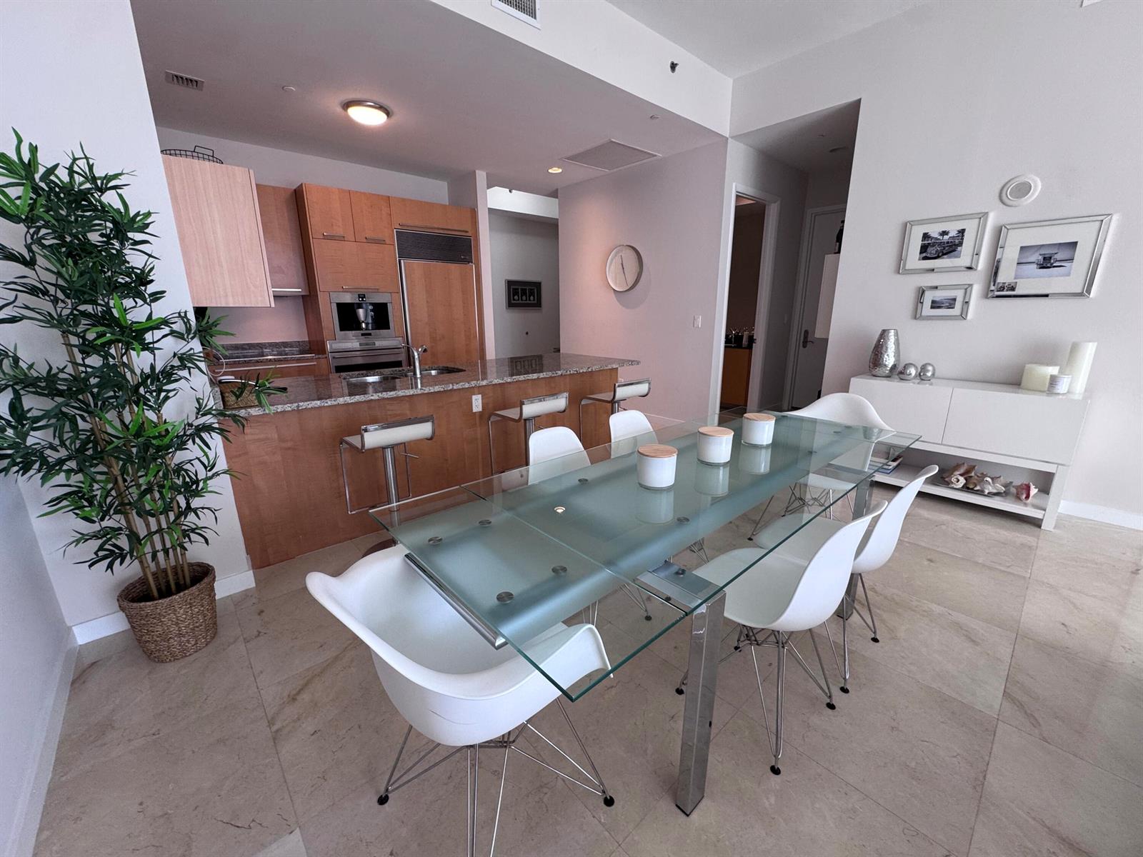 See details 4002 3 / 1979 sq. ft. $ 2026-09-28 0 Photo