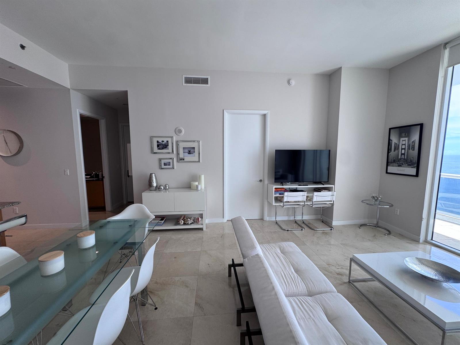 See details 4002 3 / 1979 sq. ft. $ 2026-09-28 0 Photo