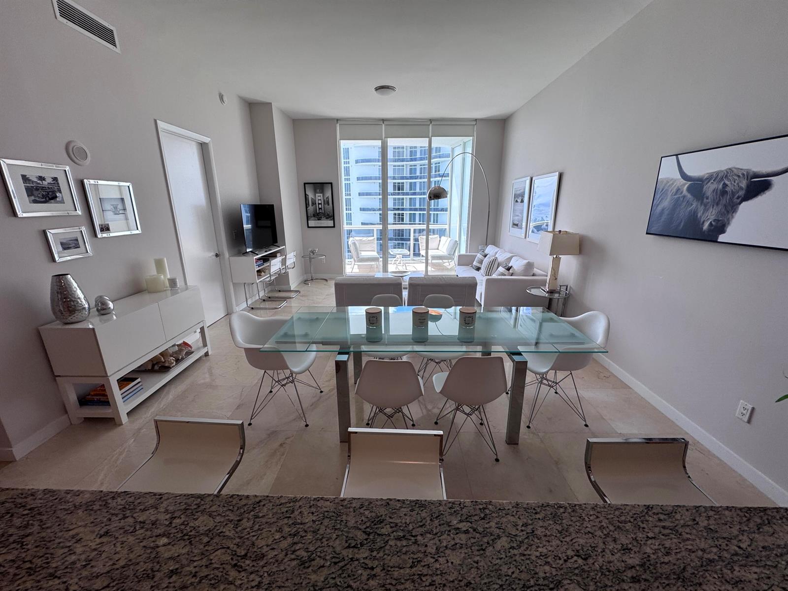 See details 4002 3 / 1979 sq. ft. $ 2026-09-28 0 Photo