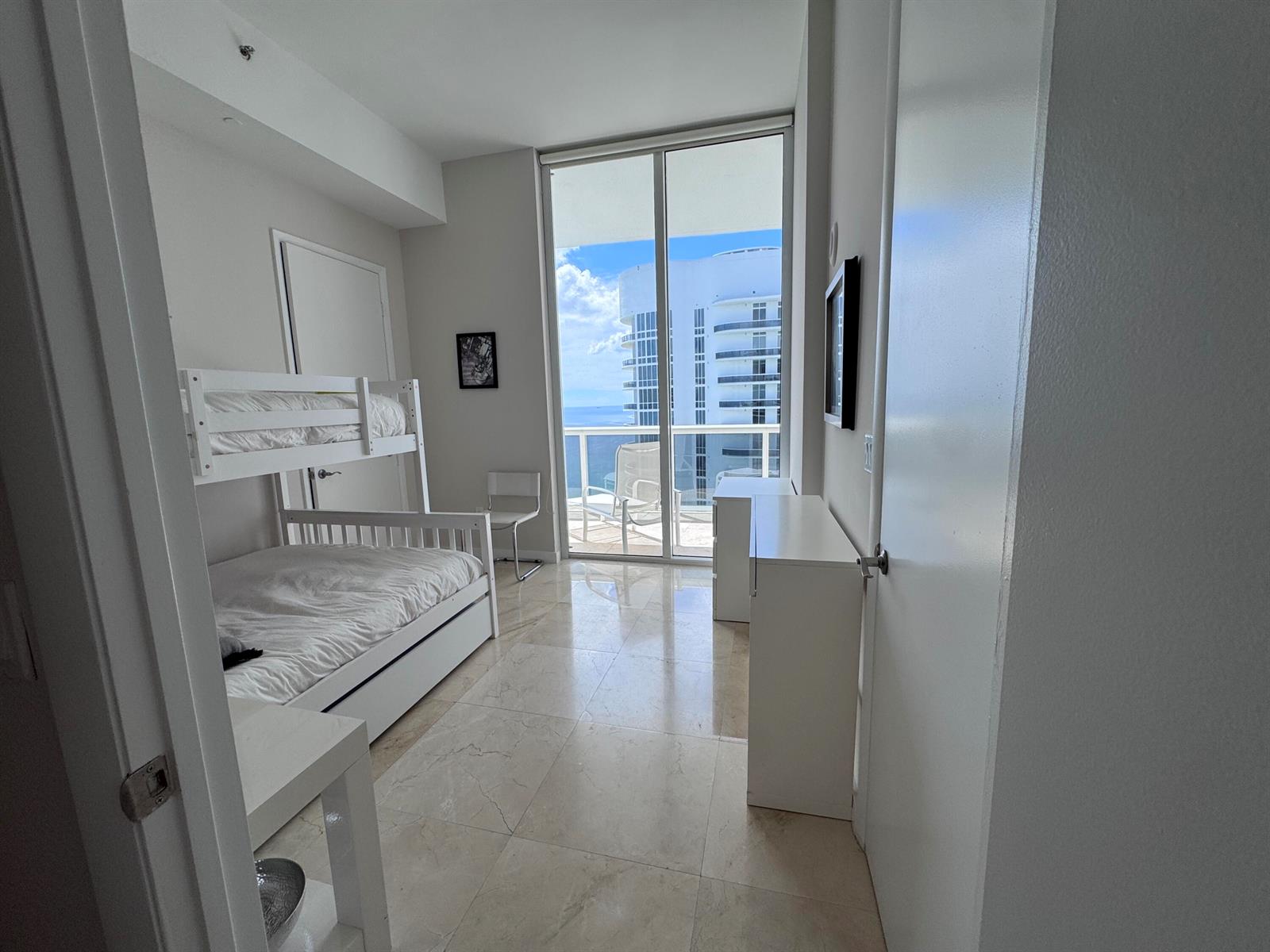 See details 4002 3 / 1979 sq. ft. $ 2026-09-28 0 Photo