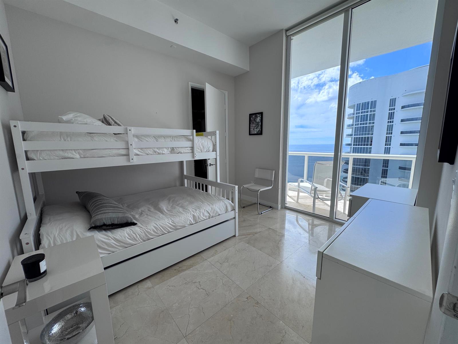 See details 4002 3 / 1979 sq. ft. $ 2026-09-28 0 Photo