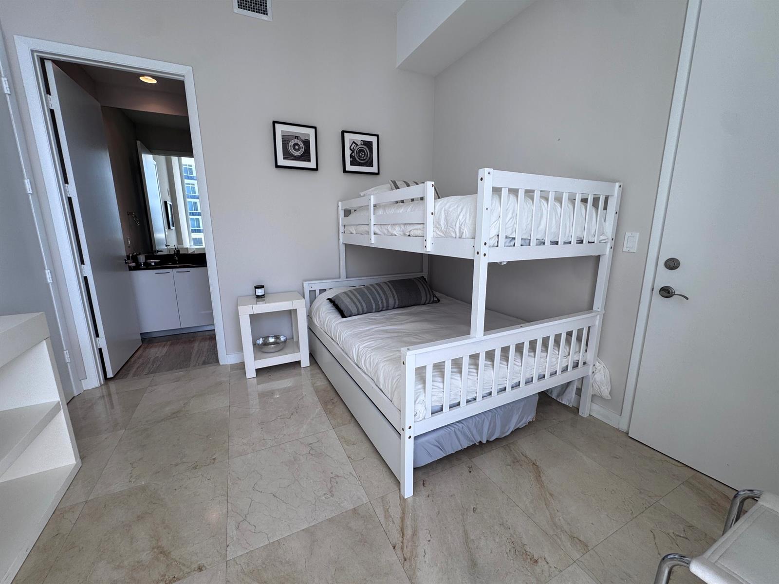 See details 4002 3 / 1979 sq. ft. $ 2026-09-28 0 Photo
