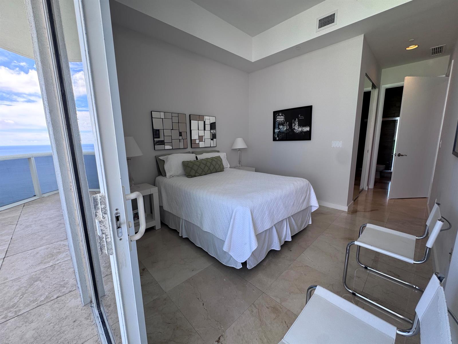 See details 4002 3 / 1979 sq. ft. $ 2026-09-28 0 Photo