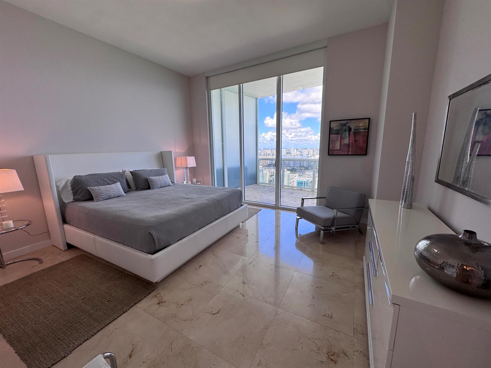 See details 4002 3 / 1979 sq. ft. $ 2026-09-28 0 Photo