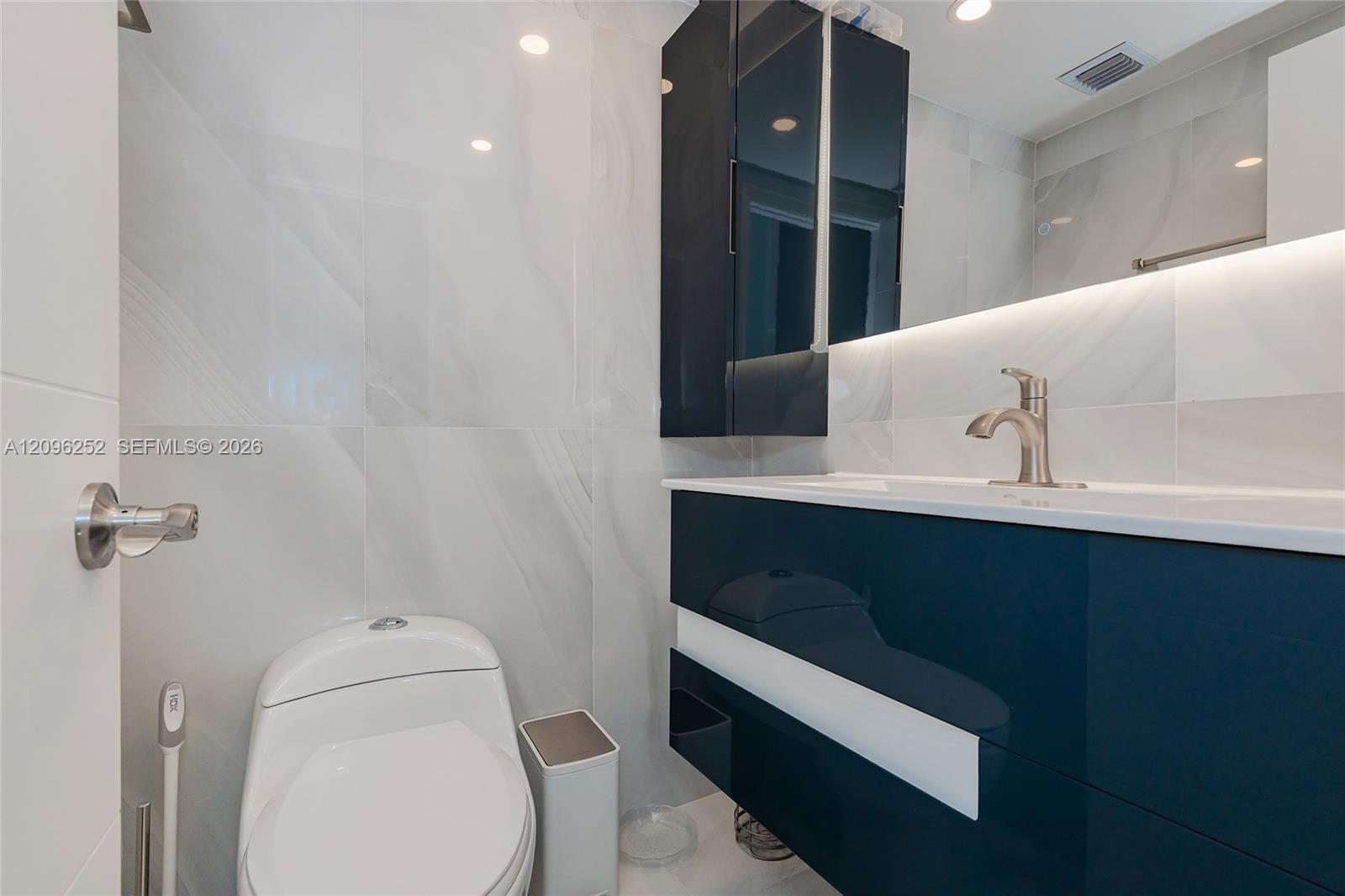 See details 11K 1 / 2 870 sq. ft. $ 2026-09-27 0 Photo