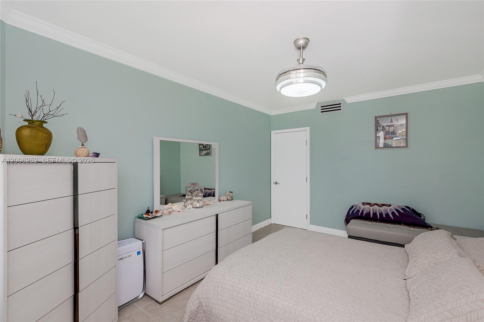 See details 11K 1 / 2 870 sq. ft. $ 2026-09-27 0 Photo