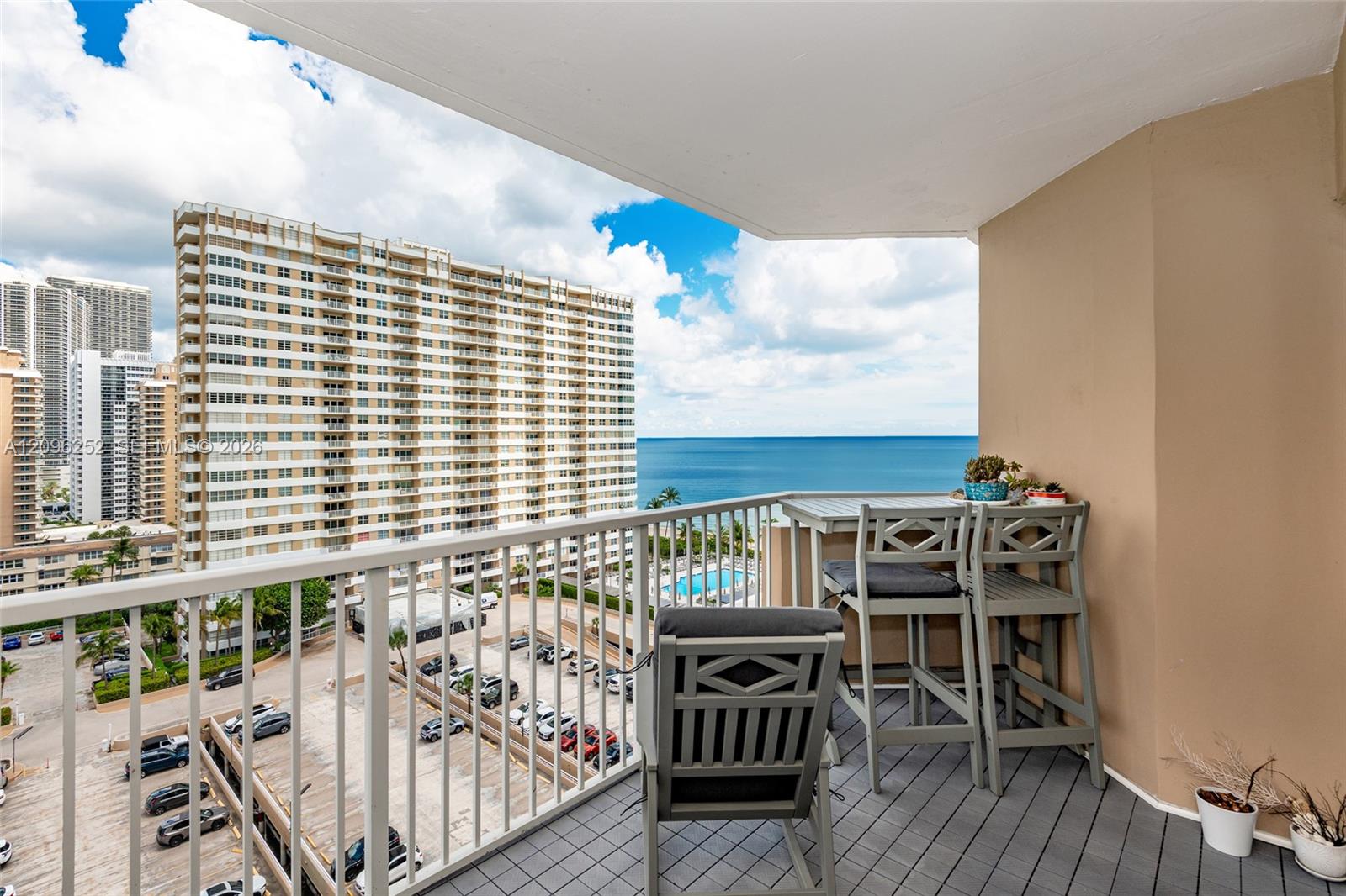 See details 11K 1 / 2 870 sq. ft. $ 2026-09-27 0 Photo