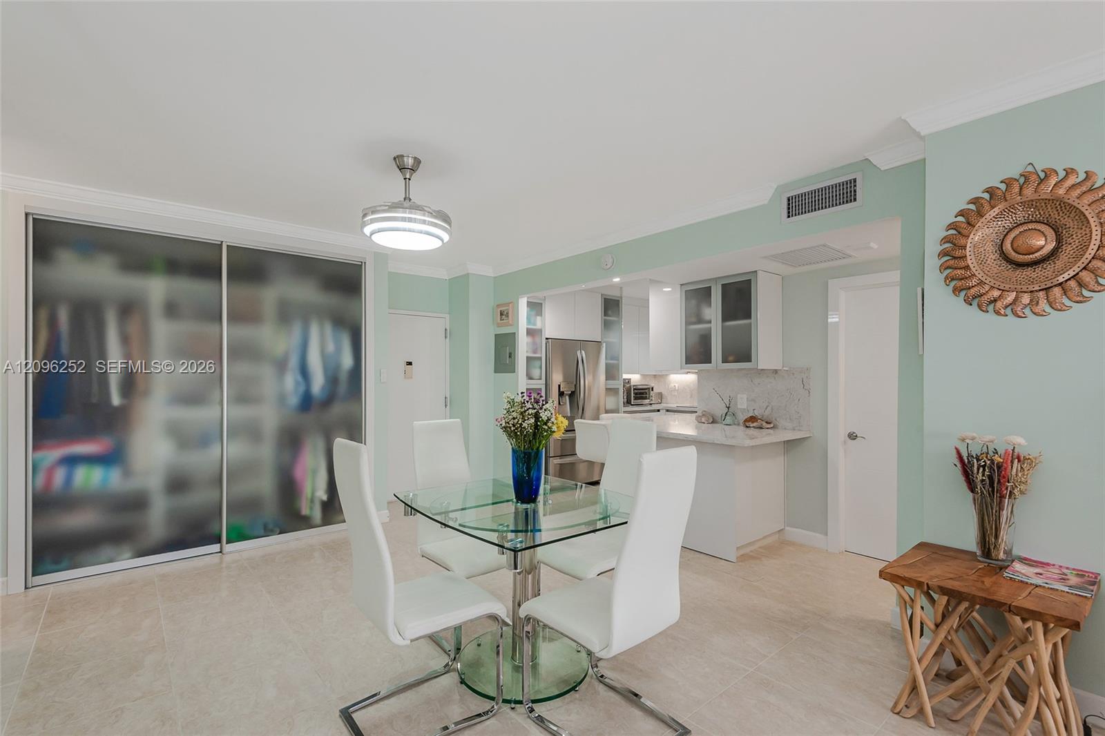 See details 11K 1 / 2 870 sq. ft. $ 2026-09-27 0 Photo