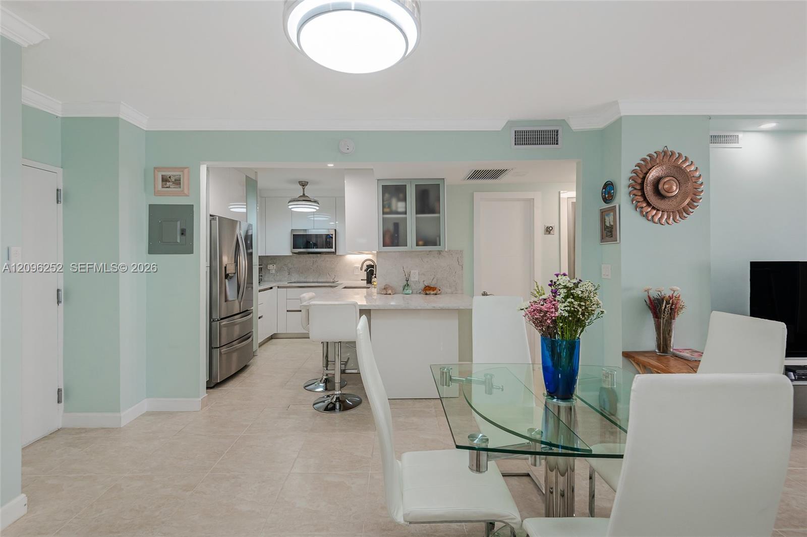 See details 11K 1 / 2 870 sq. ft. $ 2026-09-27 0 Photo