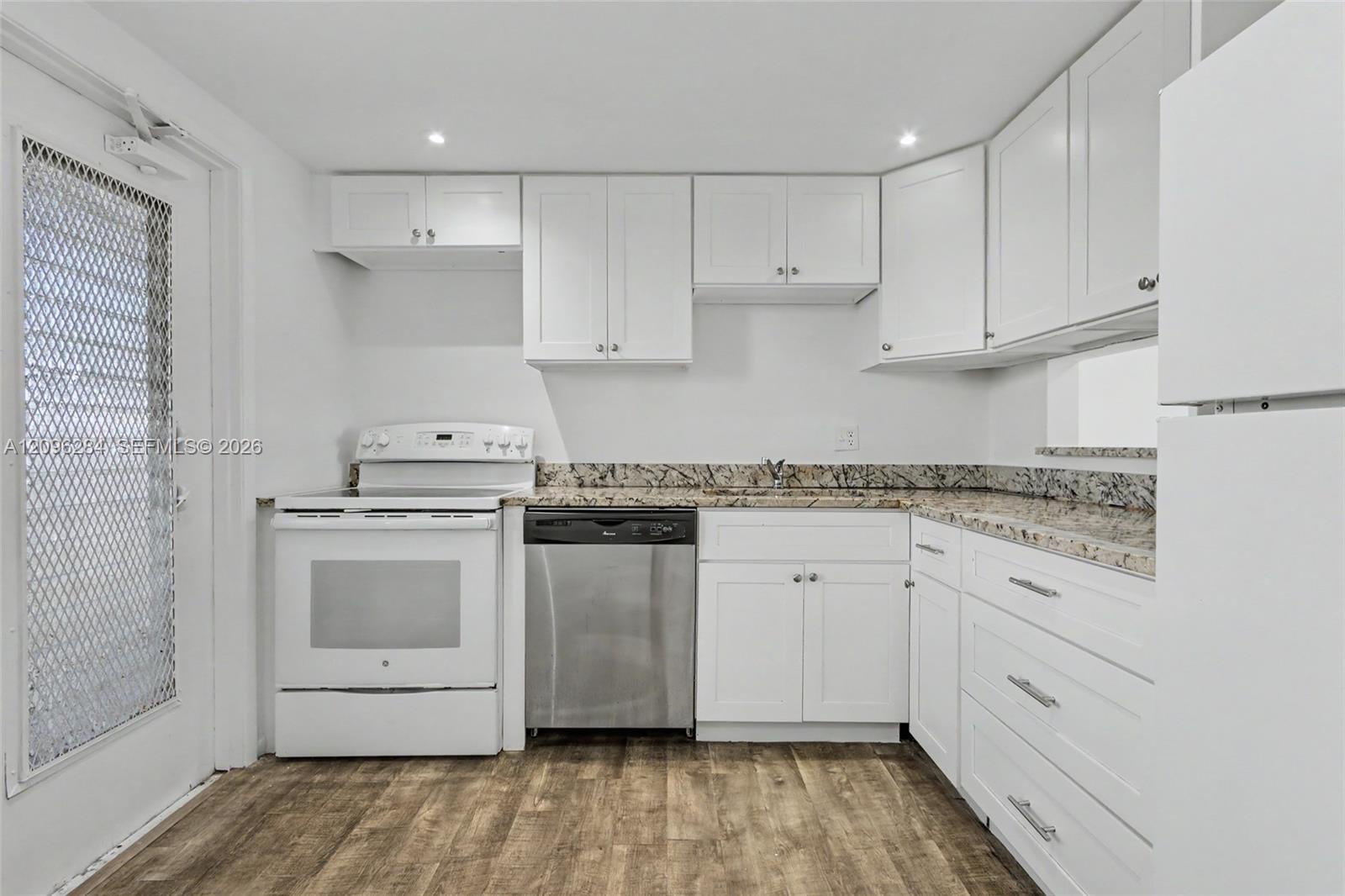 See details 502 2 / 2 992 sq. ft. $ 2026-09-27 0 Photo