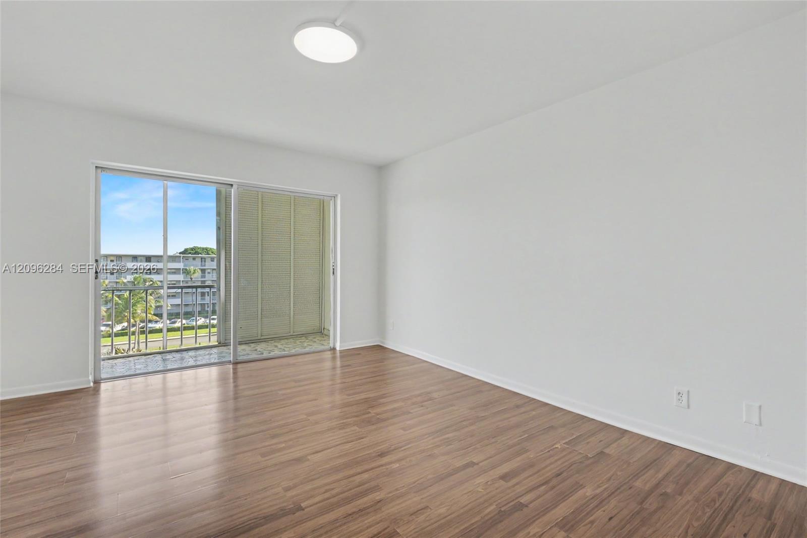 See details 502 2 / 2 992 sq. ft. $ 2026-09-27 0 Photo