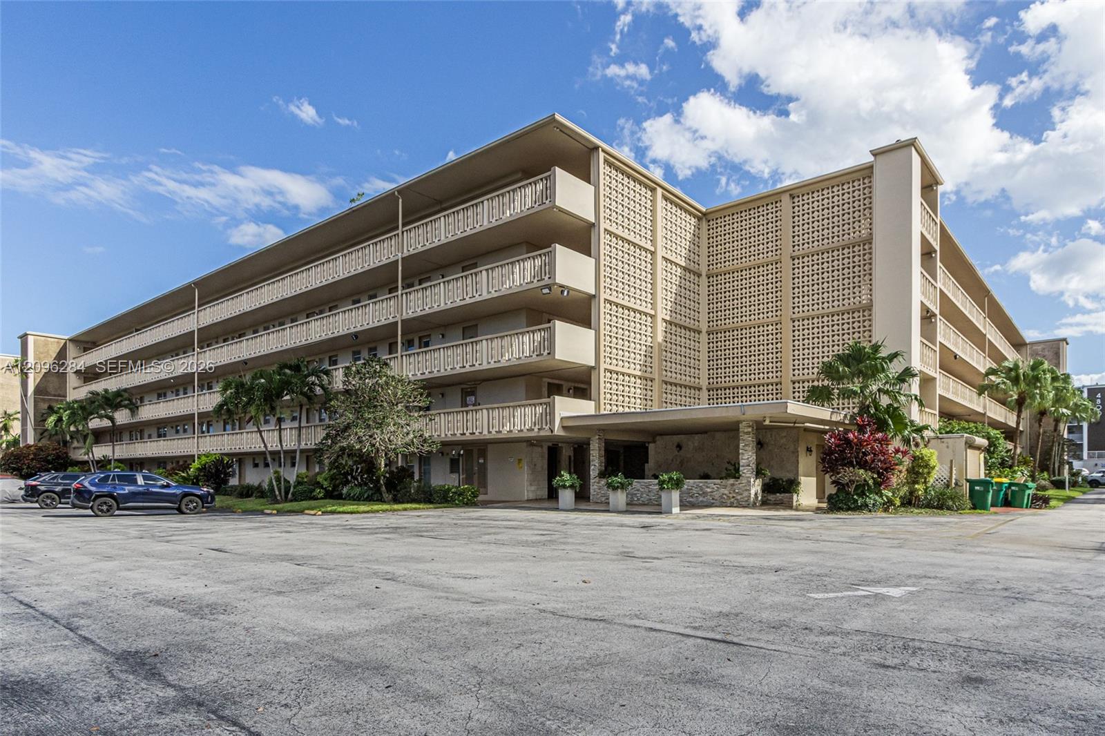 See details 502 2 / 2 992 sq. ft. $ 2026-09-27 0 Photo