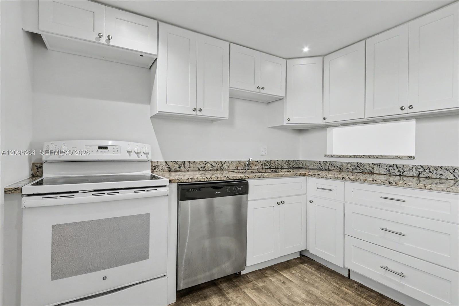 See details 502 2 / 2 992 sq. ft. $ 2026-09-27 0 Photo