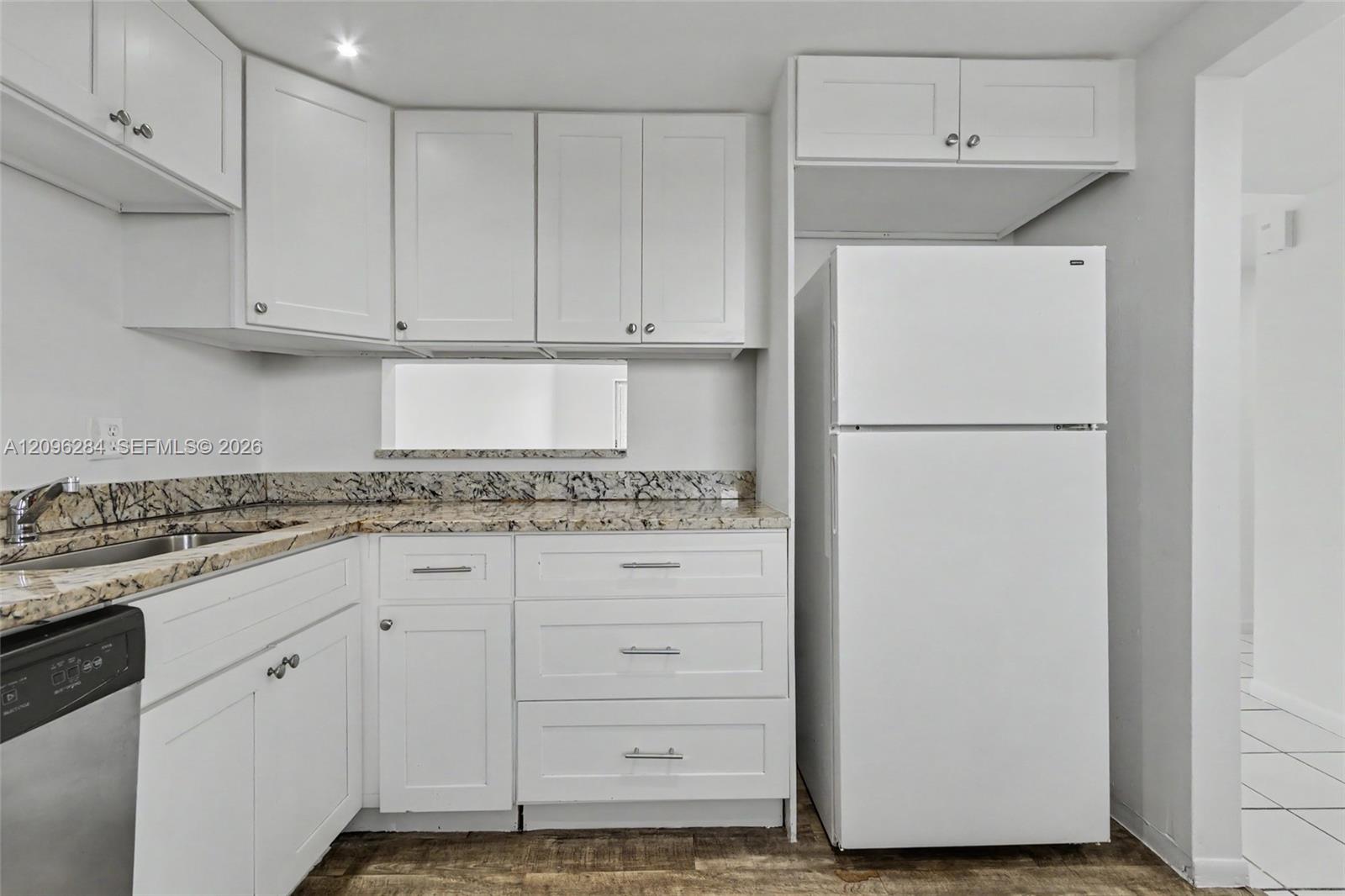 See details 502 2 / 2 992 sq. ft. $ 2026-09-27 0 Photo