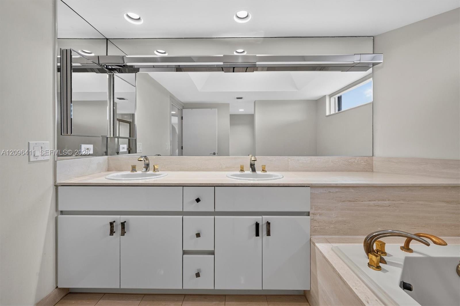 Ver detalles 1103 3 / 4 2605 sq. ft. $ 2026-09-27 0 foto