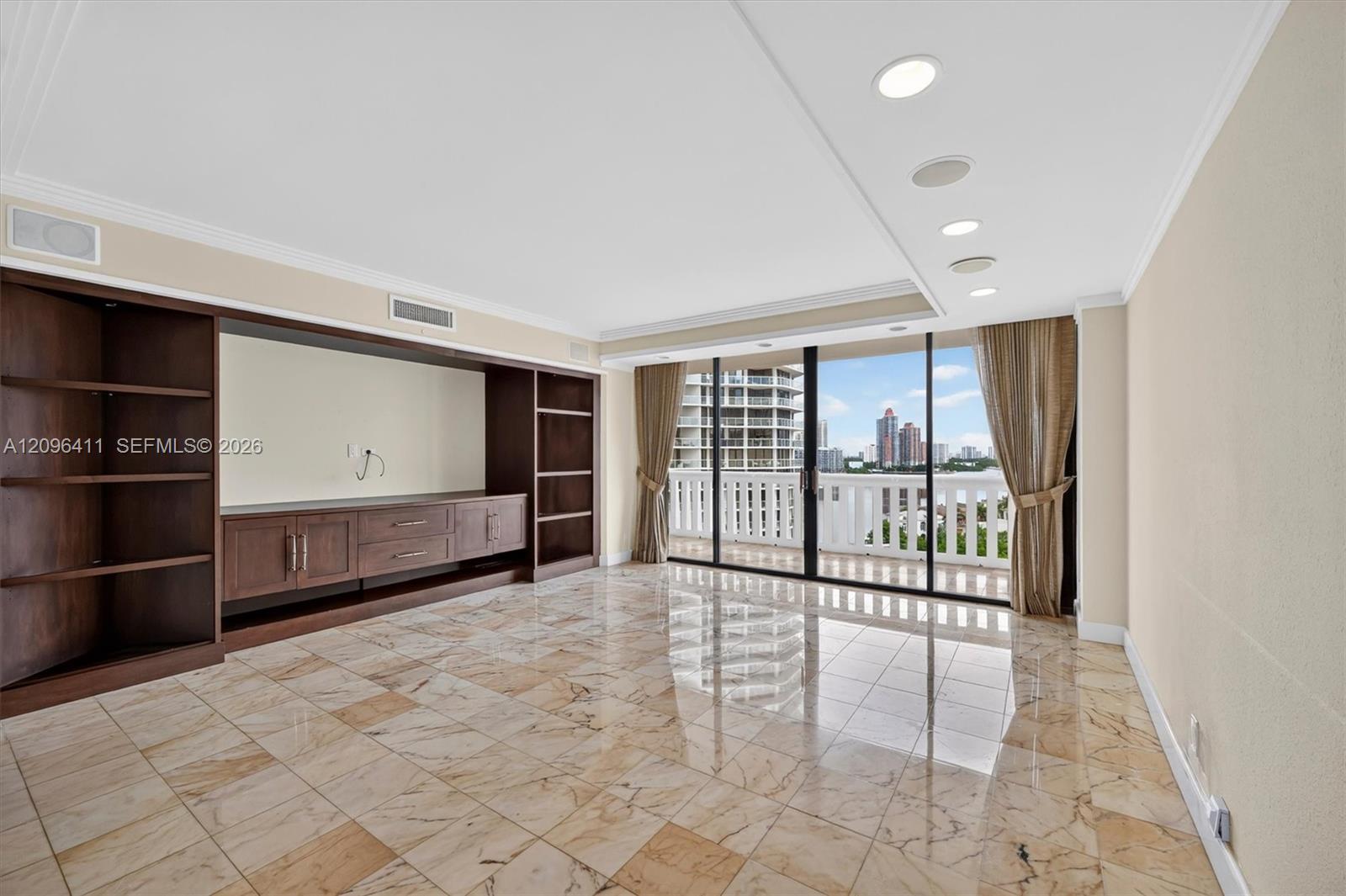Ver detalles 1103 3 / 4 2605 sq. ft. $ 2026-09-27 0 foto