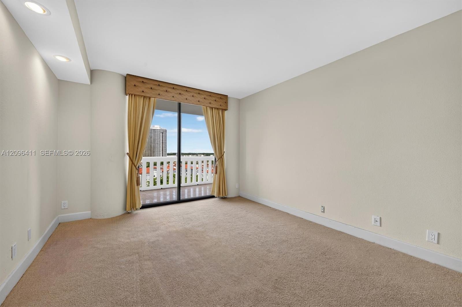 Ver detalles 1103 3 / 4 2605 sq. ft. $ 2026-09-27 0 foto