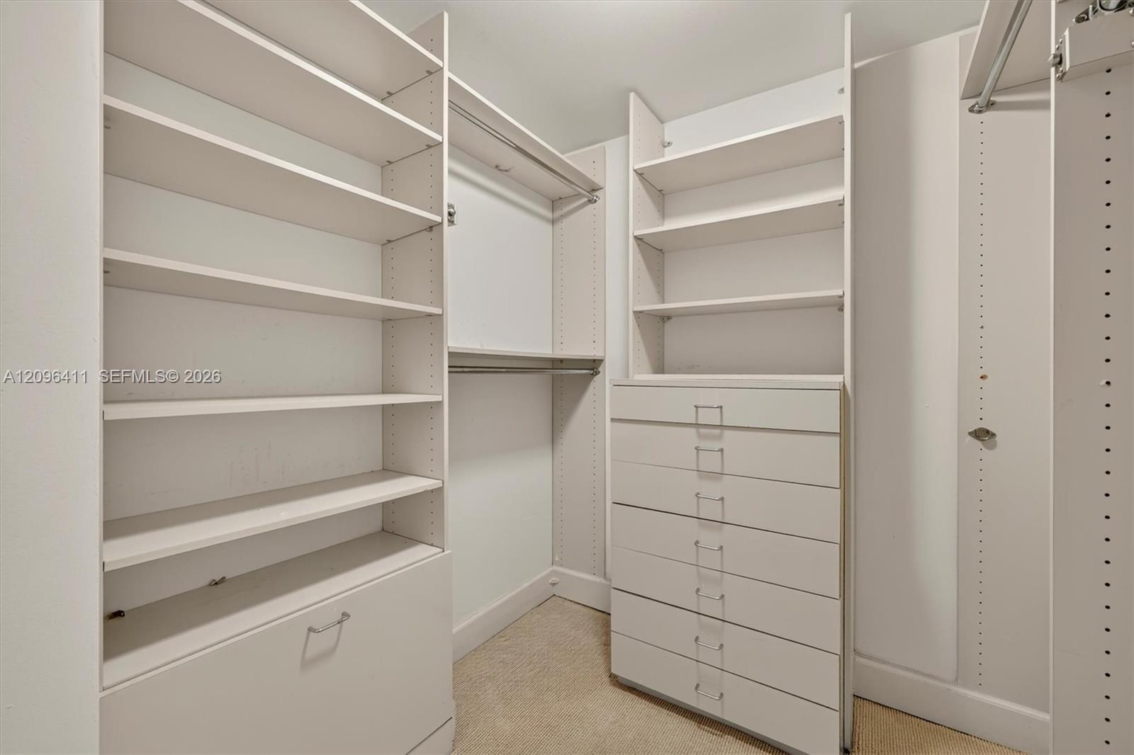 Ver detalles 1103 3 / 4 2605 sq. ft. $ 2026-09-27 0 foto