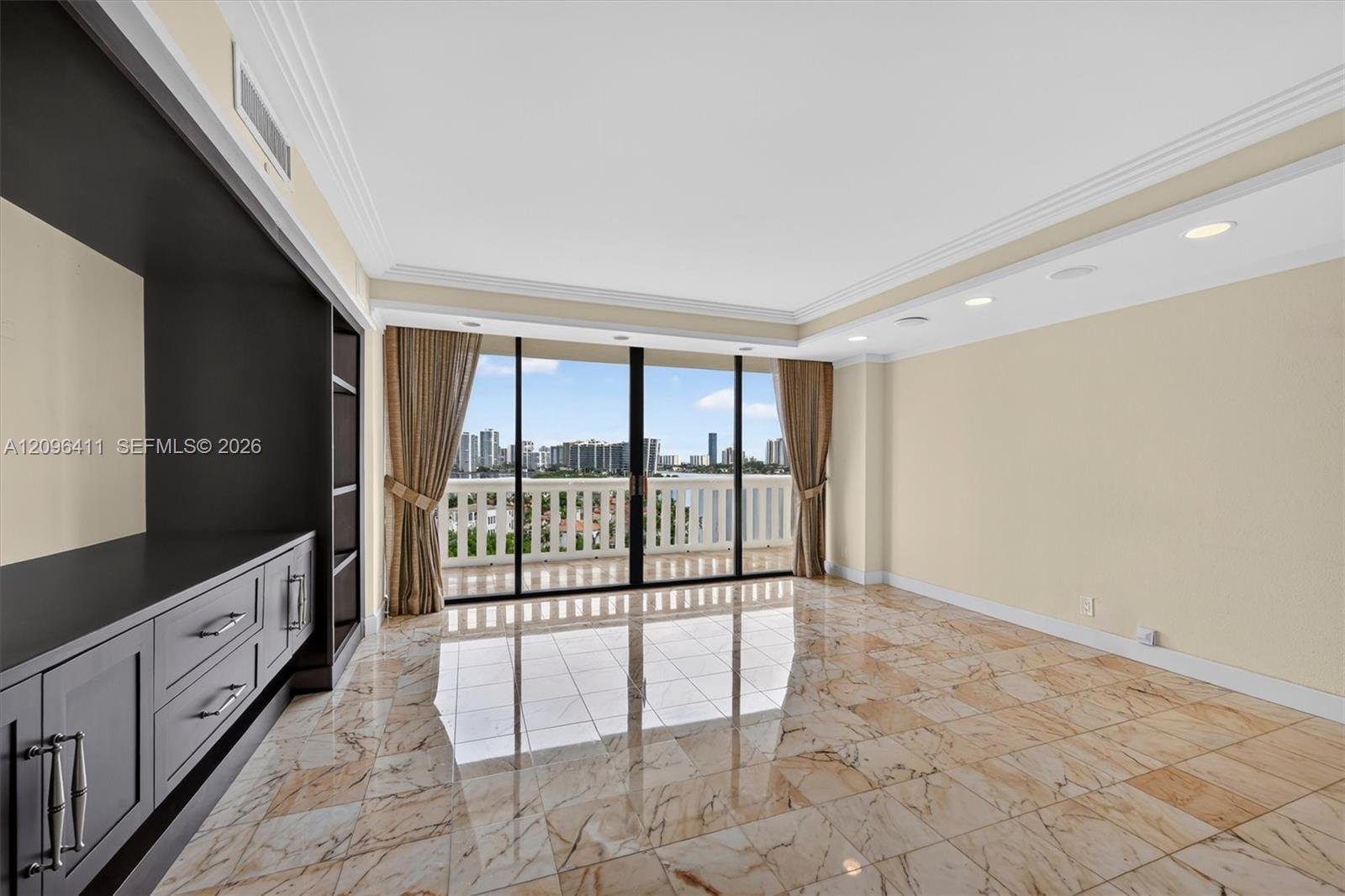 Ver detalles 1103 3 / 4 2605 sq. ft. $ 2026-09-27 0 foto