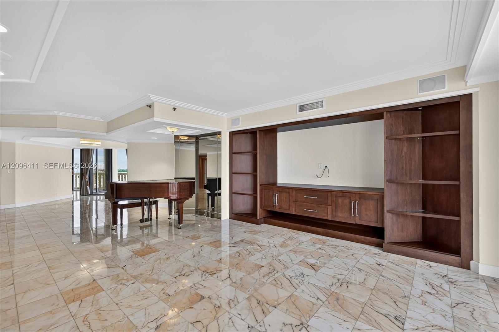 Ver detalles 1103 3 / 4 2605 sq. ft. $ 2026-09-27 0 foto