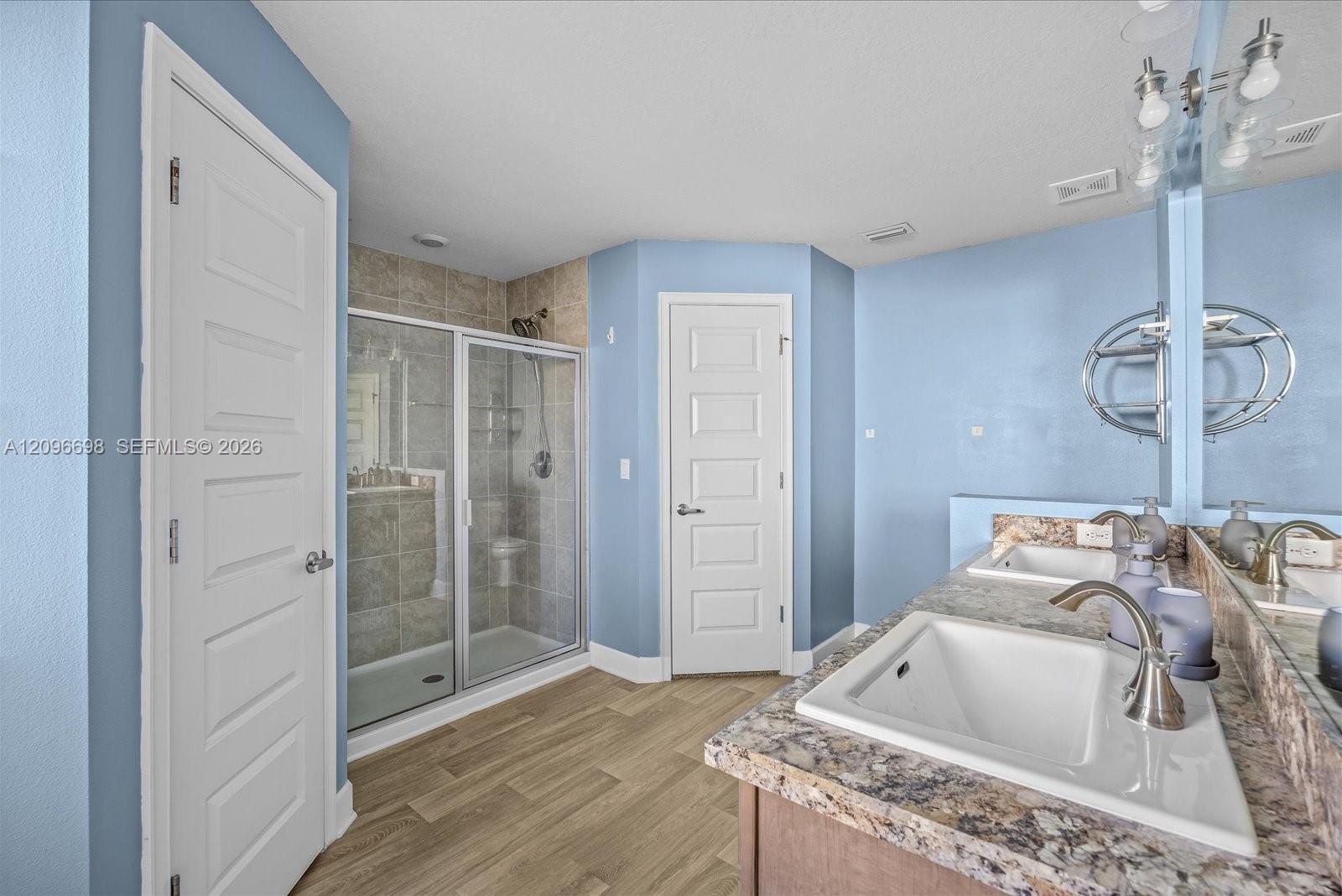 Ver detalles 763 3 / 2 1908 sq. ft. $ 2026-10-07 0 foto