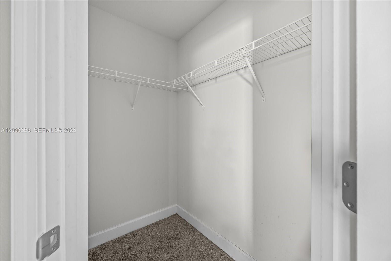 Ver detalles 763 3 / 2 1908 sq. ft. $ 2026-10-07 0 foto