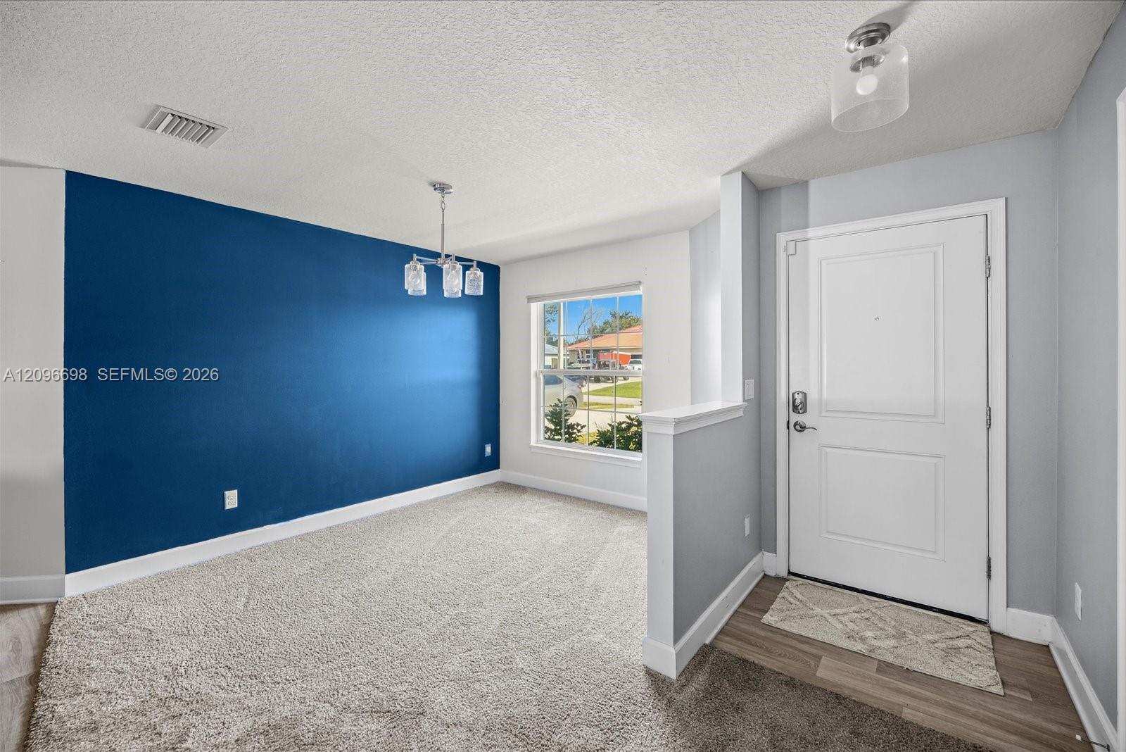 Ver detalles 763 3 / 2 1908 sq. ft. $ 2026-10-07 0 foto