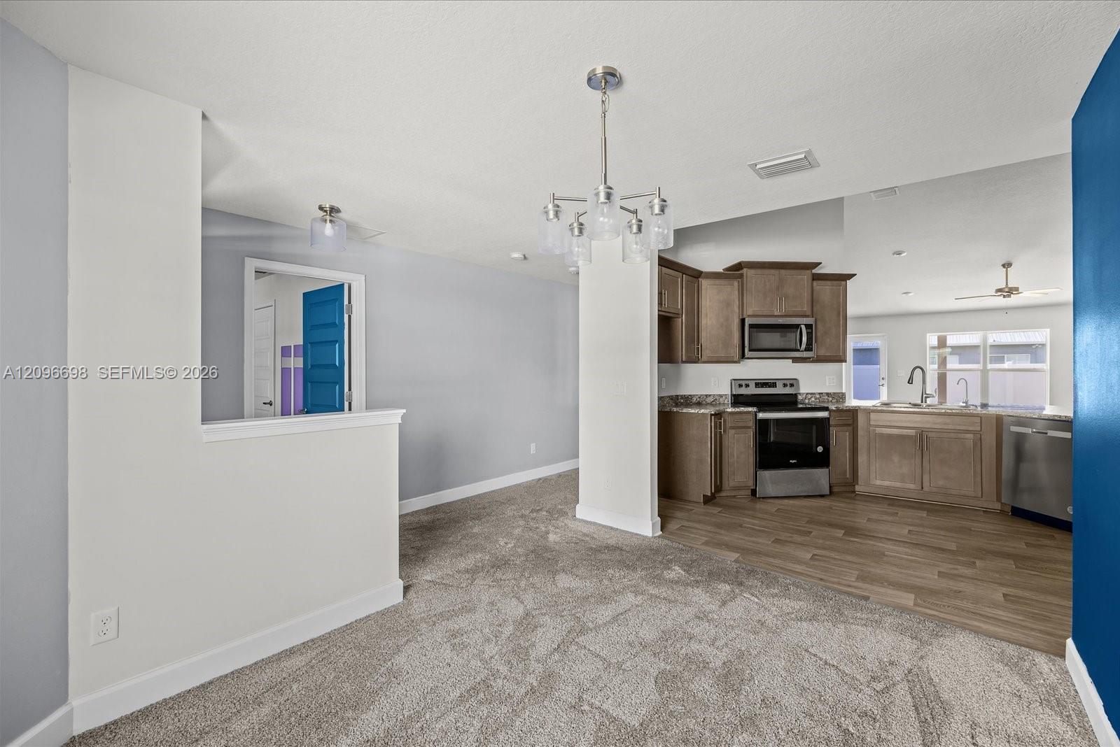 Ver detalles 763 3 / 2 1908 sq. ft. $ 2026-10-07 0 foto