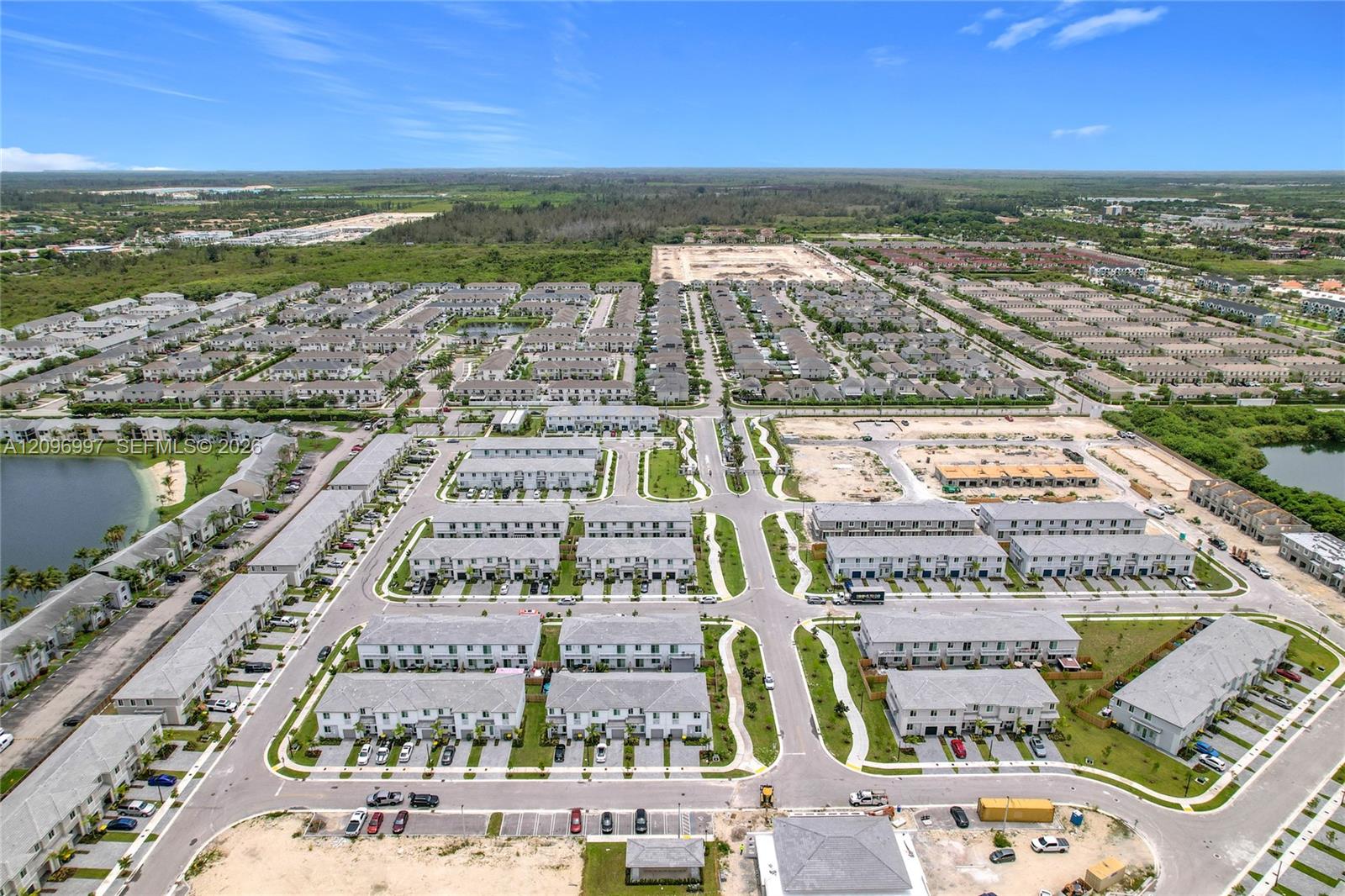 Ver detalles 716 3 / 3 1642 sq. ft. $ 2026-09-28 0 foto
