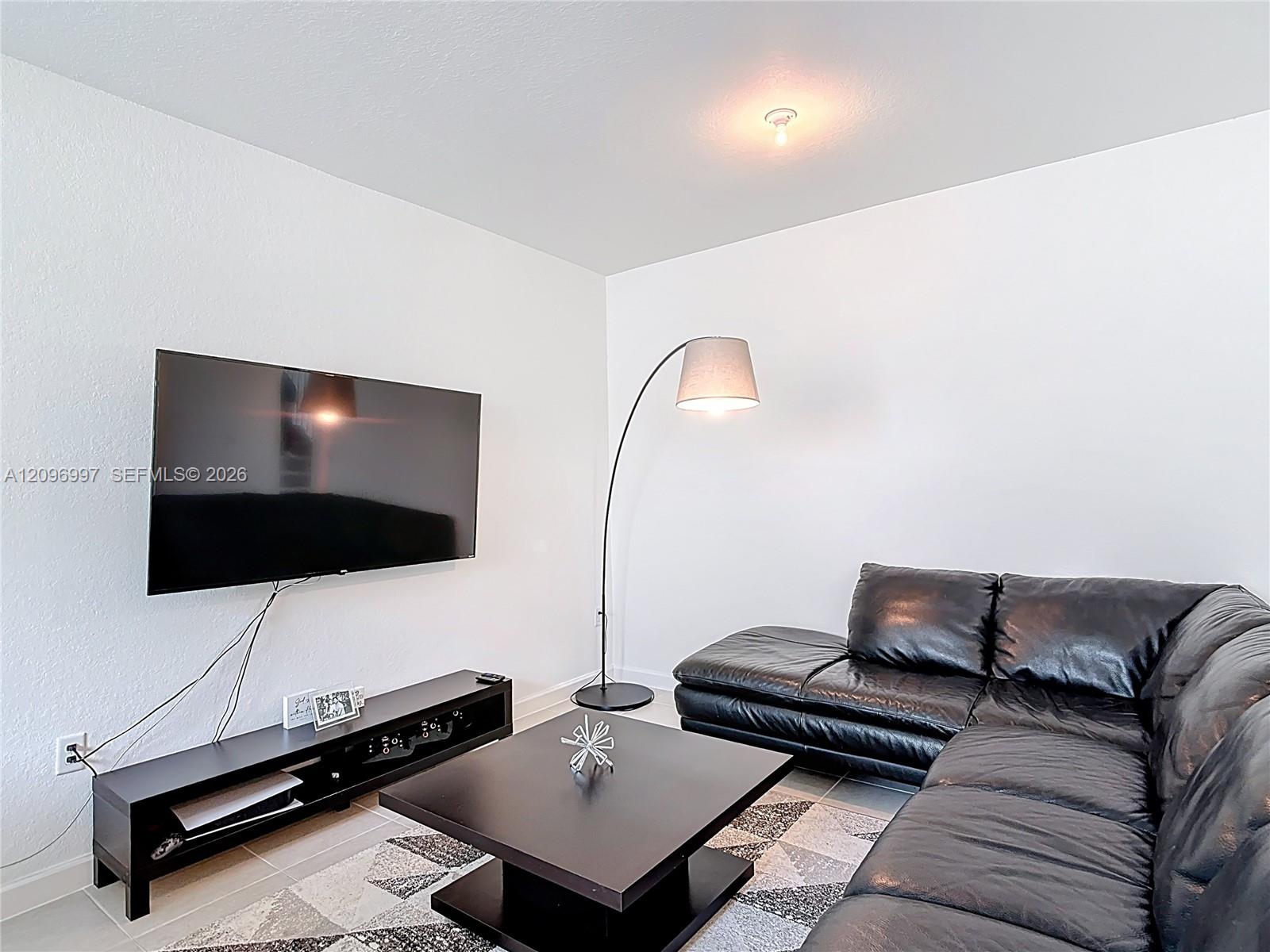 Ver detalles 716 3 / 3 1642 sq. ft. $ 2026-09-28 0 foto