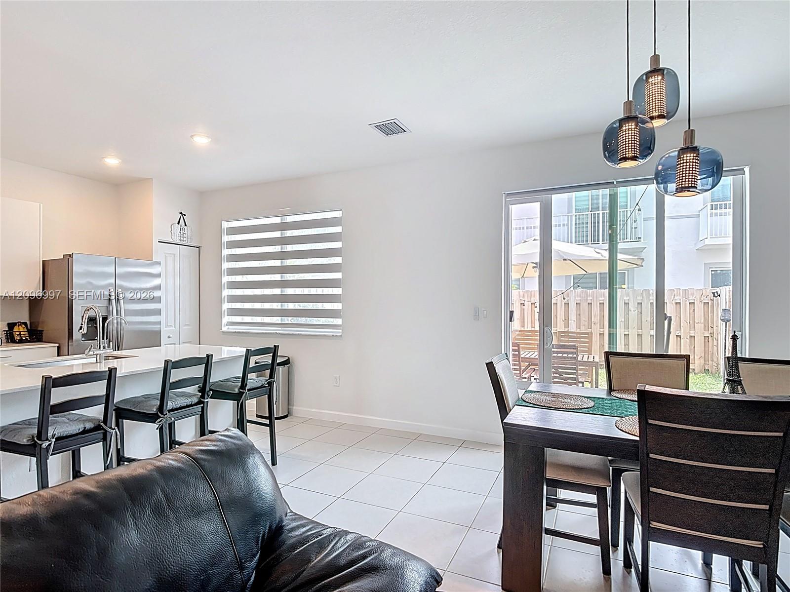Ver detalles 716 3 / 3 1642 sq. ft. $ 2026-09-28 0 foto