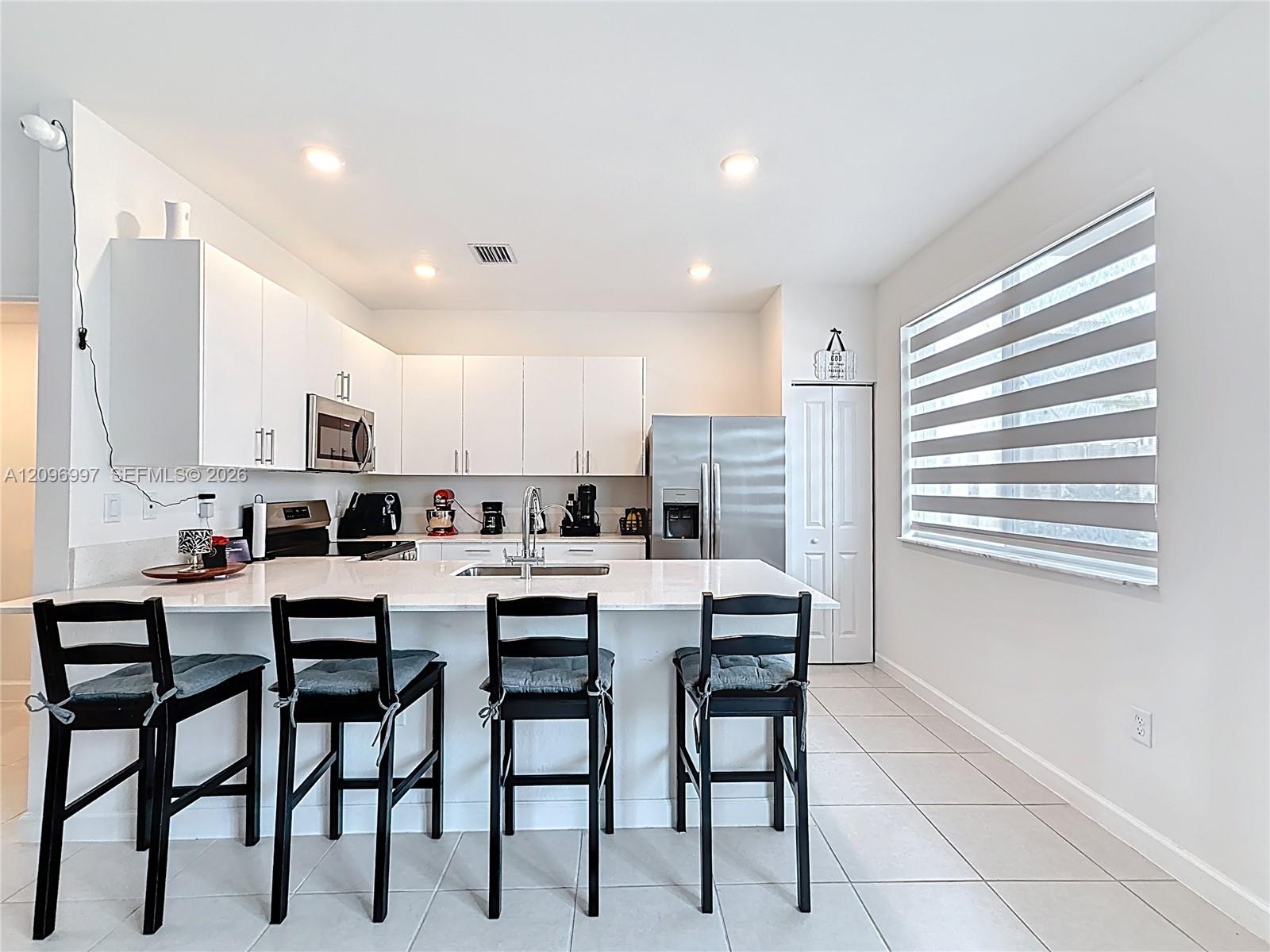 Ver detalles 716 3 / 3 1642 sq. ft. $ 2026-09-28 0 foto
