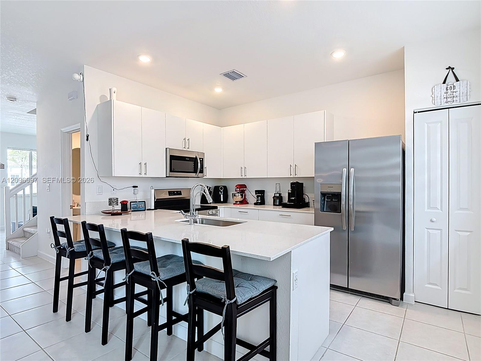 Ver detalles 716 3 / 3 1642 sq. ft. $ 2026-09-28 0 foto