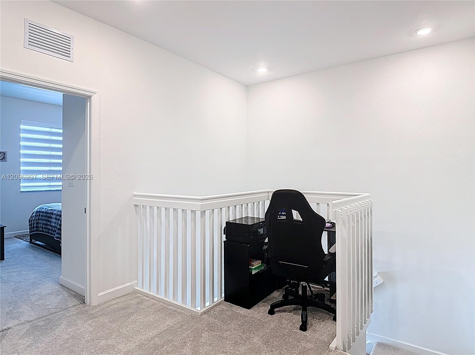 Ver detalles 716 3 / 3 1642 sq. ft. $ 2026-09-28 0 foto