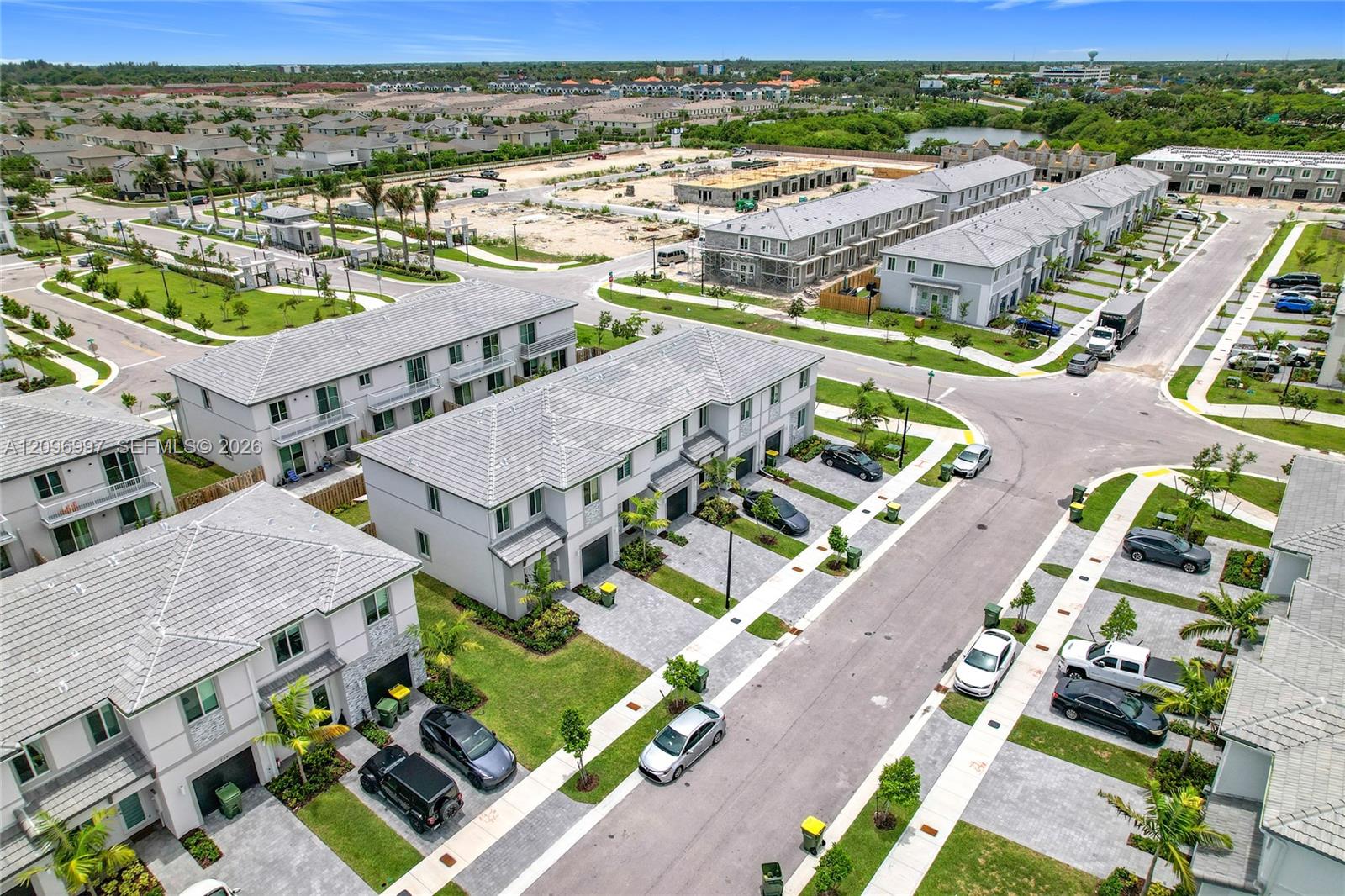 Ver detalles 716 3 / 3 1642 sq. ft. $ 2026-09-28 0 foto
