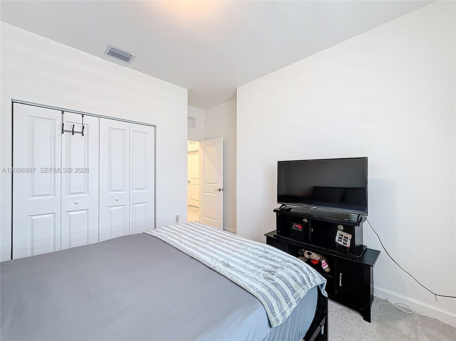 Ver detalles 716 3 / 3 1642 sq. ft. $ 2026-09-28 0 foto