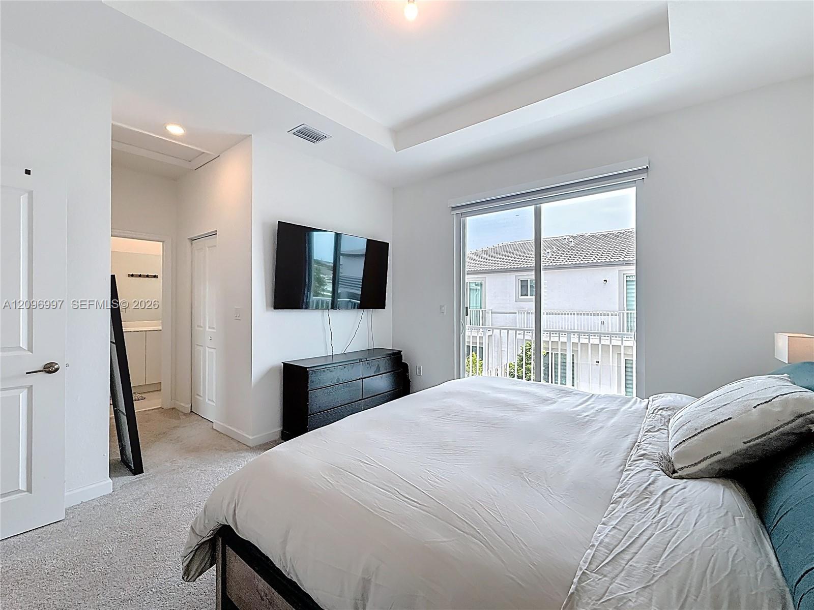 Ver detalles 716 3 / 3 1642 sq. ft. $ 2026-09-28 0 foto