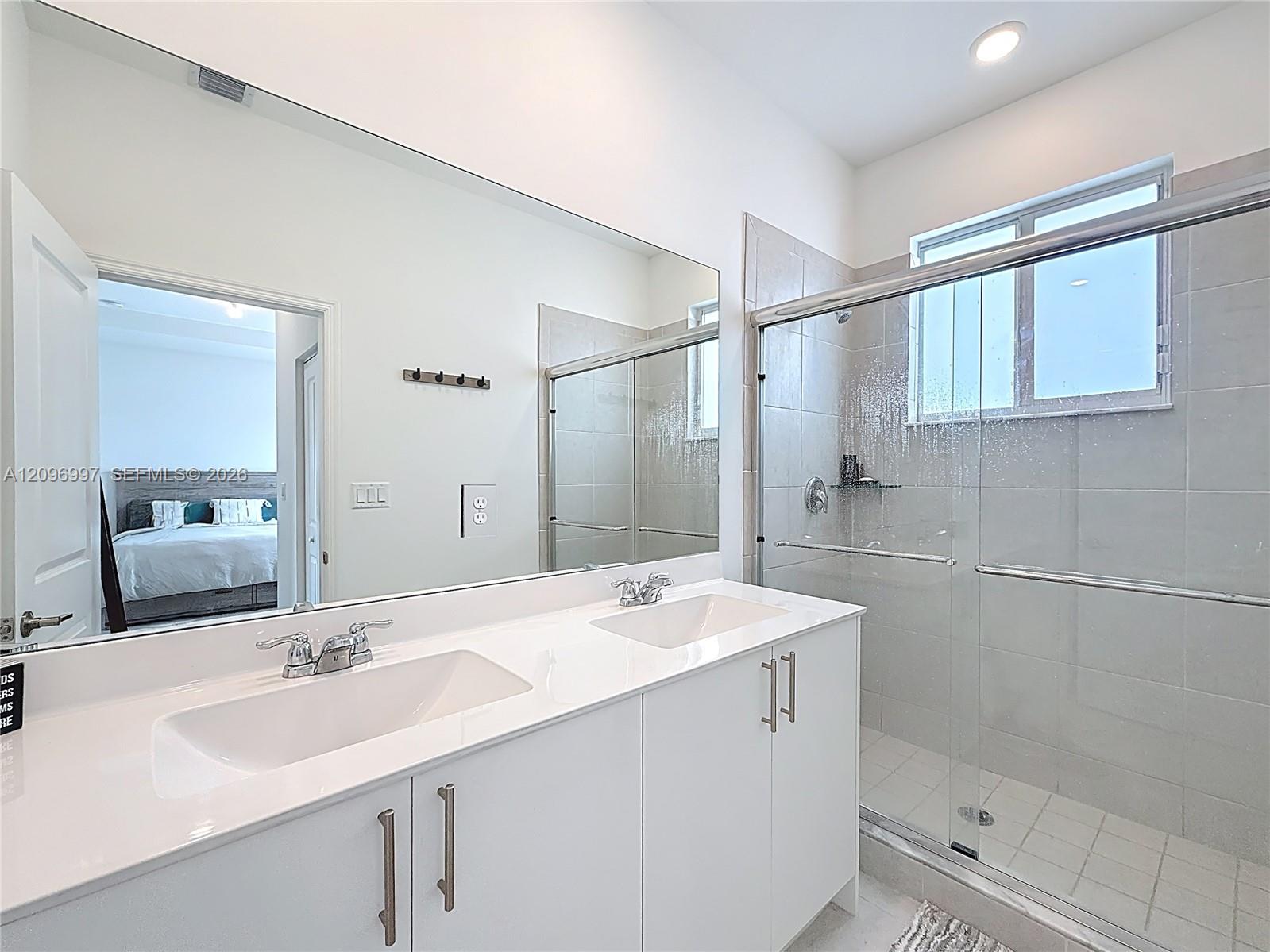 Ver detalles 716 3 / 3 1642 sq. ft. $ 2026-09-28 0 foto